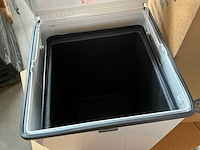 Rubbermaid brandveilige afvalbak 40 liter wit - afbeelding 6 van  8