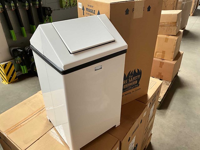 Rubbermaid brandveilige afvalbak 40 liter wit - afbeelding 1 van  2