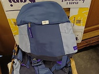 Rugzakken, plm. 20 stuks en diverse petjes