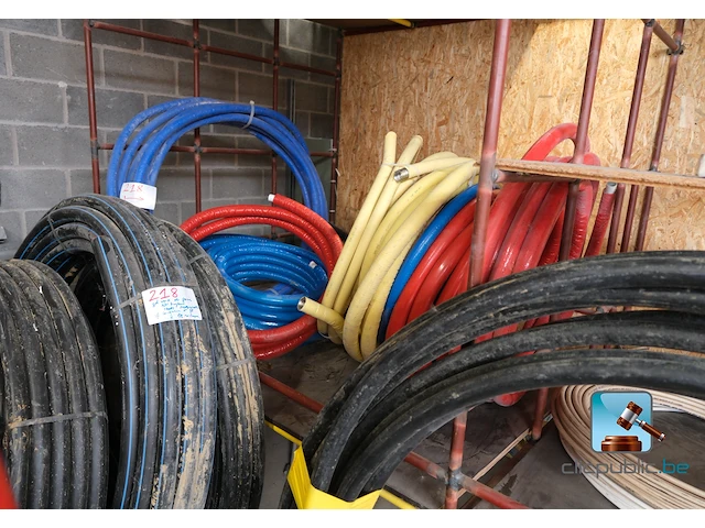 Ruim assortiment aan buizen en slangen - afbeelding 1 van  13