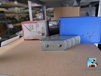 Ruim assortiment bevestigingsmiddelen en schroeven - afbeelding 6 van  25