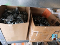 Ruim assortiment bevestigingsmiddelen en schroeven - afbeelding 9 van  25