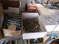 Ruim assortiment bevestigingsmiddelen en schroeven - afbeelding 10 van  25