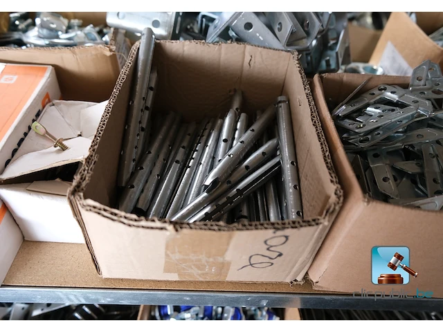 Ruim assortiment bevestigingsmiddelen en schroeven - afbeelding 13 van  25