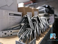 Ruim assortiment bevestigingsmiddelen en schroeven - afbeelding 18 van  25
