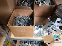 Ruim assortiment bevestigingsmiddelen en schroeven - afbeelding 21 van  25