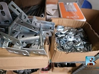 Ruim assortiment bevestigingsmiddelen en schroeven - afbeelding 22 van  25