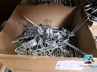 Ruim assortiment bevestigingsmiddelen en schroeven - afbeelding 23 van  25