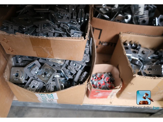 Ruim assortiment bevestigingsmiddelen en schroeven - afbeelding 24 van  25