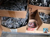 Ruim assortiment bevestigingsmiddelen en schroeven - afbeelding 24 van  25