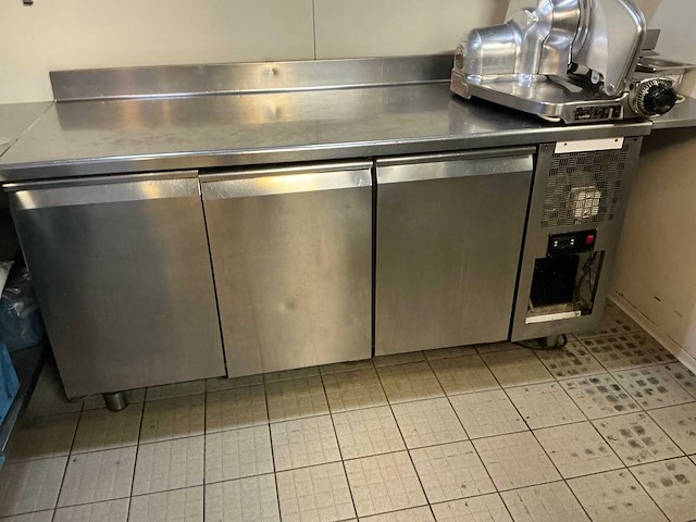 Rvs 3-deurs gekoelde werkbank, voorzien van ingebouwde koelcompressor - afbeelding 1 van  4