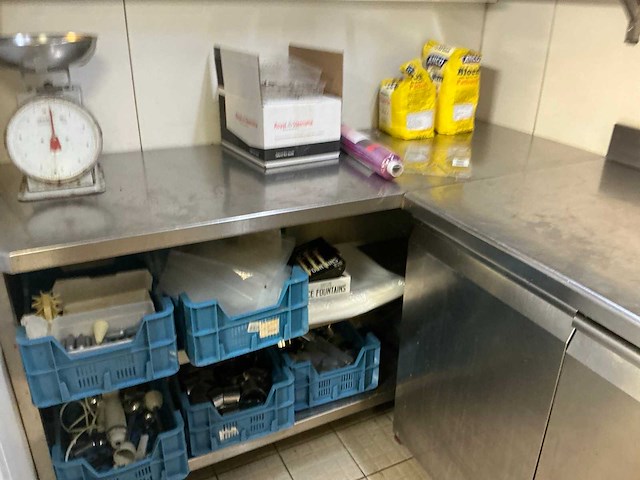Rvs 3-deurs gekoelde werkbank, voorzien van ingebouwde koelcompressor - afbeelding 2 van  4