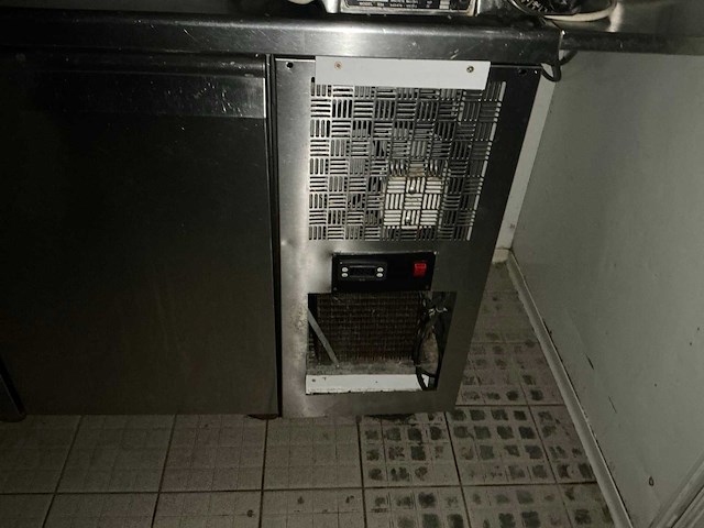 Rvs 3-deurs gekoelde werkbank, voorzien van ingebouwde koelcompressor - afbeelding 3 van  4