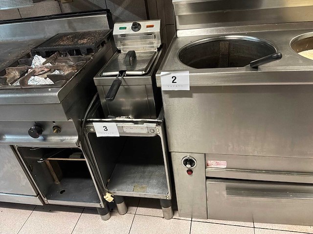 Rvs friteuse en rvs tafel - afbeelding 1 van  4