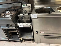 Rvs friteuse en rvs tafel