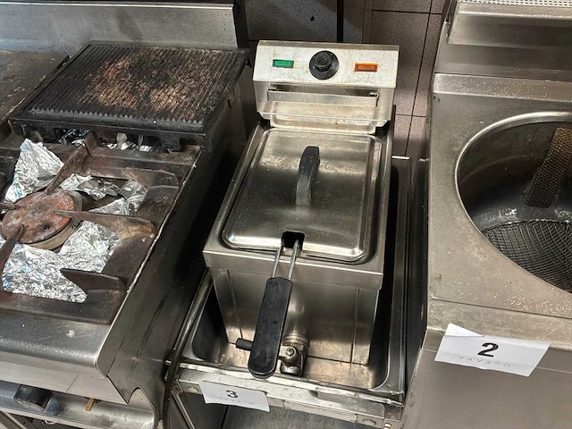 Rvs friteuse en rvs tafel - afbeelding 2 van  4