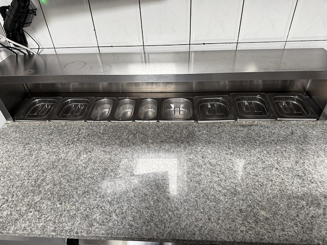 Rvs gekoelde werkbank met marmeren blad en saladebar - afbeelding 2 van  12