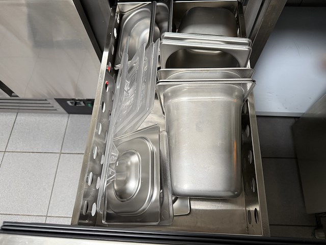 Rvs gekoelde werkbank met marmeren blad en saladebar - afbeelding 3 van  12