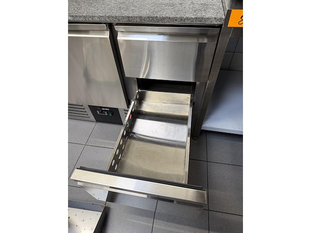 Rvs gekoelde werkbank met marmeren blad en saladebar - afbeelding 8 van  12