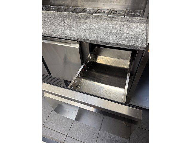 Rvs gekoelde werkbank met marmeren blad en saladebar - afbeelding 9 van  12