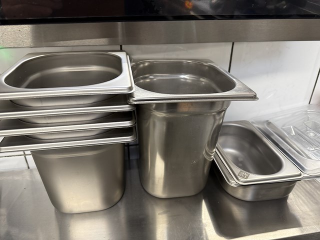 Rvs gekoelde werkbank met marmeren blad en saladebar - afbeelding 10 van  12