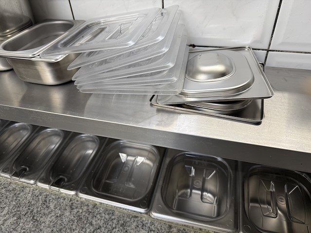 Rvs gekoelde werkbank met marmeren blad en saladebar - afbeelding 11 van  12