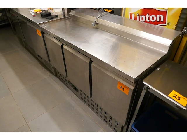 Rvs gekoelde werktafel met 3 deuren en ingebouwde saladebar combisteel - afbeelding 2 van  8