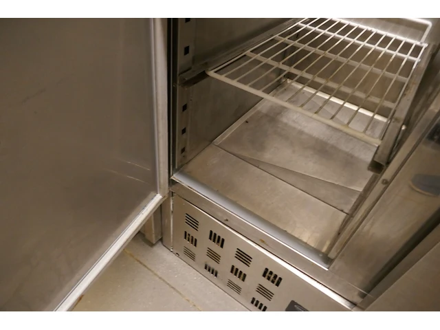 Rvs gekoelde werktafel met 3 deuren en ingebouwde saladebar combisteel - afbeelding 5 van  8