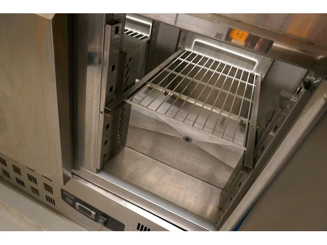 Rvs gekoelde werktafel met 3 deuren en ingebouwde saladebar combisteel - afbeelding 6 van  8