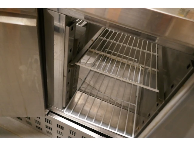 Rvs gekoelde werktafel met 3 deuren en ingebouwde saladebar combisteel - afbeelding 7 van  8