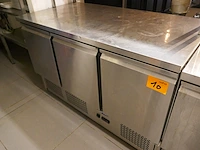 Rvs gekoelde werktafel met 3 deuren en opgebouwd chefrek atosa
