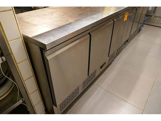 Rvs gekoelde werktafel met 3 deuren en opgebouwd chefrek atosa - afbeelding 3 van  7