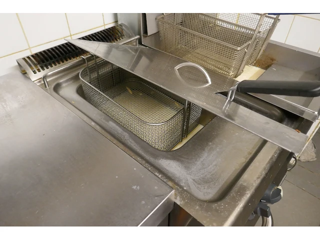 Rvs horecafriteuse + rvs wandbak voor frietjes diamond - afbeelding 2 van  6