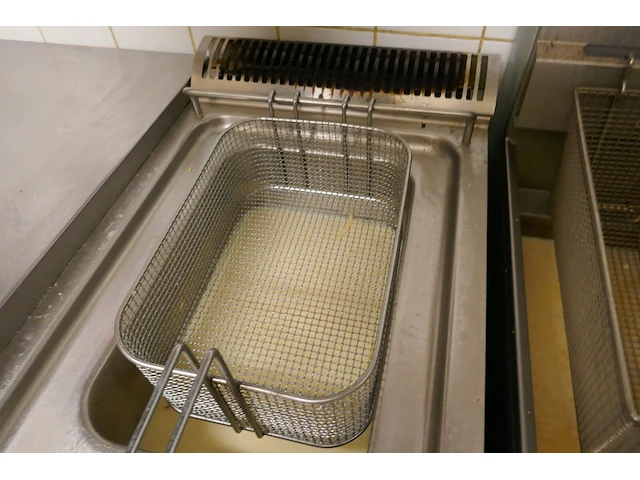 Rvs horecafriteuse + rvs wandbak voor frietjes diamond - afbeelding 4 van  6
