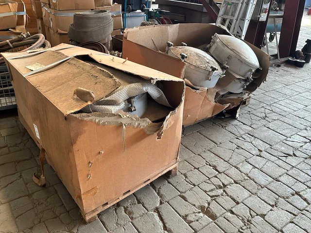 Rvs mangaten voor tankbouw (8x) - afbeelding 1 van  3
