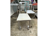 Rvs mobiele wagen met snijtafel - afbeelding 1 van  2