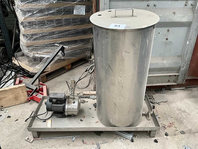 Rvs opslagtank en grundfos waterpomp - afbeelding 1 van  6