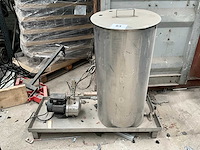 Rvs opslagtank en grundfos waterpomp - afbeelding 1 van  6