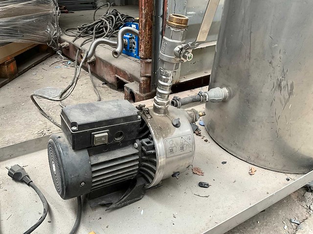 Rvs opslagtank en grundfos waterpomp - afbeelding 2 van  6