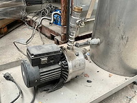 Rvs opslagtank en grundfos waterpomp - afbeelding 2 van  6