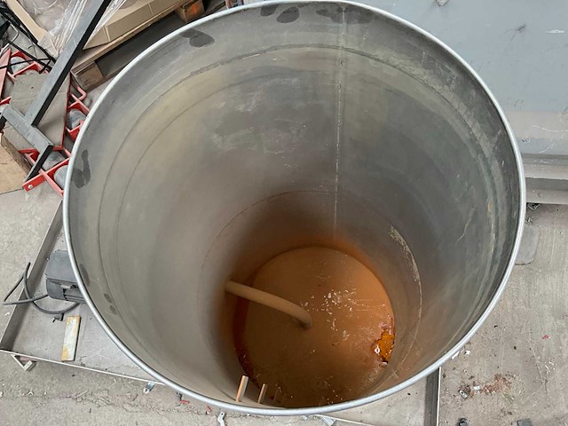 Rvs opslagtank en grundfos waterpomp - afbeelding 5 van  6