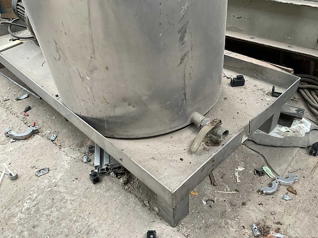 Rvs opslagtank en grundfos waterpomp - afbeelding 6 van  6