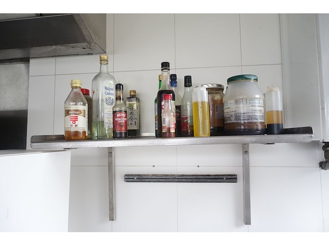 Rvs rek met inhoud - afbeelding 2 van  4