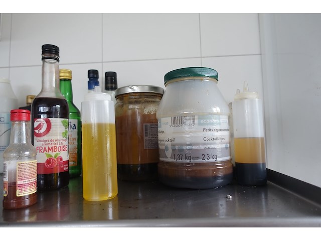 Rvs rek met inhoud - afbeelding 4 van  4