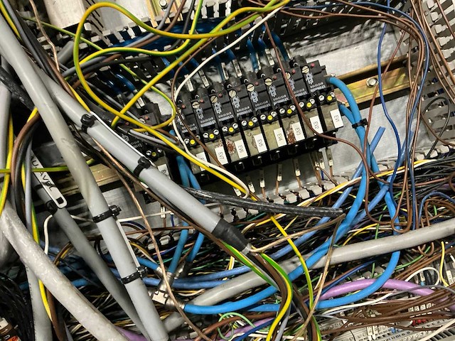 Rvs schakelkast met inhoud - afbeelding 5 van  11