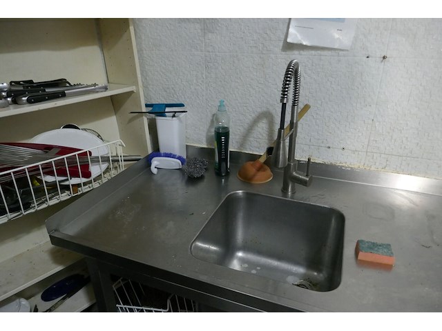 Rvs spoeltafel met uitgietbak en spoelkraan - afbeelding 2 van  3