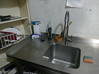 Rvs spoeltafel met uitgietbak en spoelkraan - afbeelding 2 van  3