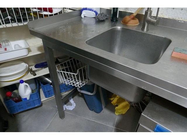 Rvs spoeltafel met uitgietbak en spoelkraan - afbeelding 3 van  3