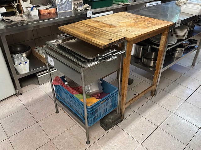 Rvs tafel en 2 houten tafels - afbeelding 1 van  3