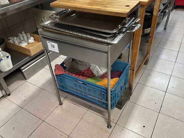 Rvs tafel en 2 houten tafels - afbeelding 2 van  3